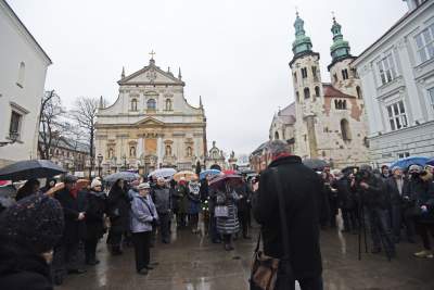 Jeden z najbardziej nieudanych pomników w Krakowie. Bronią go różańcem - zdjęcie 9