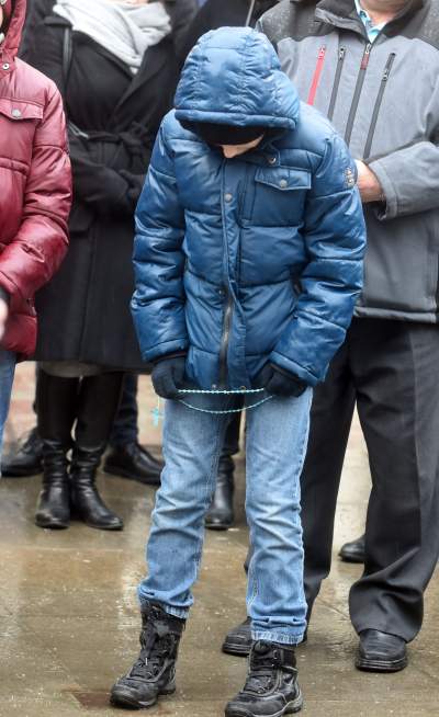 Jeden z najbardziej nieudanych pomników w Krakowie. Bronią go różańcem - zdjęcie 22