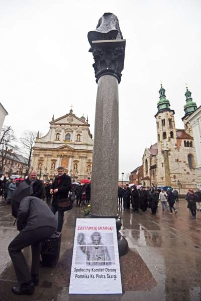 Jeden z najbardziej nieudanych pomników w Krakowie. Bronią go różańcem - zdjęcie 3