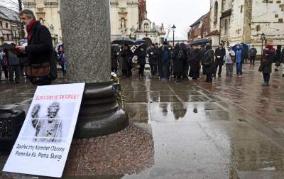 Jeden z najbardziej nieudanych pomników w Krakowie. Bronią go różańcem - zdjęcie 5