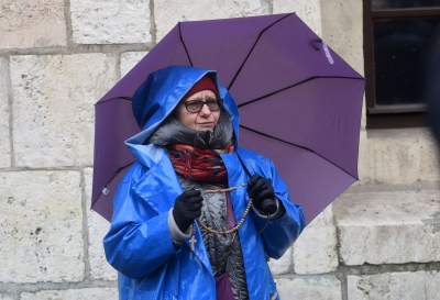 Jeden z najbardziej nieudanych pomników w Krakowie. Bronią go różańcem - zdjęcie 23