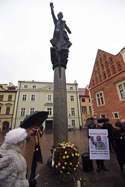 Jeden z najbardziej nieudanych pomników w Krakowie. Bronią go różańcem - zdjęcie 7