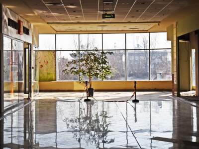 Opustoszała galeria handlowa, fot. Marek Lasyk - zdjęcie 22