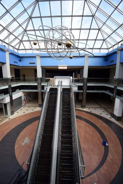 Opustoszała galeria handlowa, fot. Marek Lasyk - zdjęcie 25