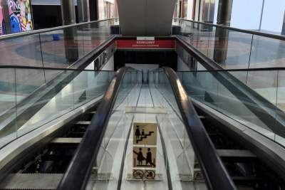 Opustoszała galeria handlowa, fot. Marek Lasyk - zdjęcie 15