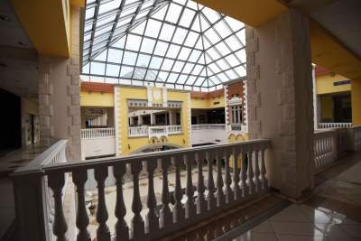 Opustoszała galeria handlowa, fot. Marek Lasyk - zdjęcie 37