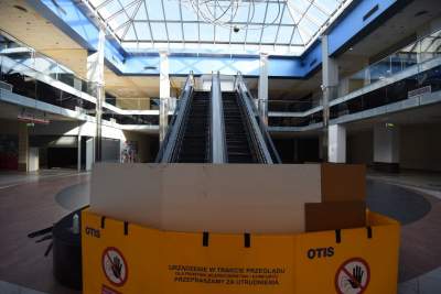 Opustoszała galeria handlowa, fot. Marek Lasyk - zdjęcie 12