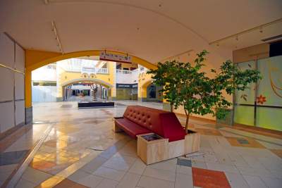 Opustoszała galeria handlowa, fot. Marek Lasyk - zdjęcie 8