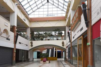 Opustoszała galeria handlowa, fot. Marek Lasyk - zdjęcie 55