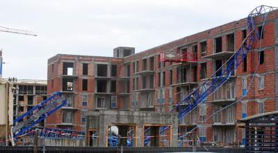 Tragiczny wypadek na os. Złocień. Huraganowy wiatr przewrócił dźwig, fot. Marek Lasyk - zdjęcie 8