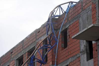 Tragiczny wypadek na os. Złocień. Huraganowy wiatr przewrócił dźwig, fot. Marek Lasyk - zdjęcie 2