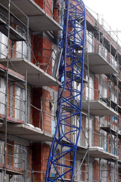 Tragiczny wypadek na os. Złocień. Huraganowy wiatr przewrócił dźwig, fot. Marek Lasyk - zdjęcie 14