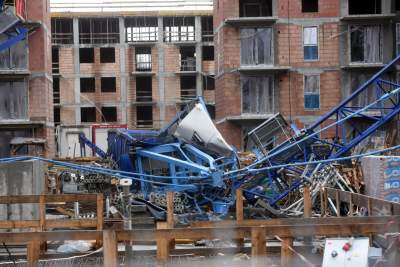 Tragiczny wypadek na os. Złocień. Huraganowy wiatr przewrócił dźwig, fot. Marek Lasyk - zdjęcie 9