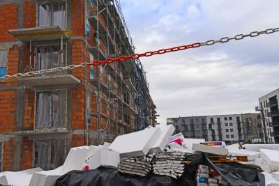 Tragiczny wypadek na os. Złocień. Huraganowy wiatr przewrócił dźwig, fot. Marek Lasyk - zdjęcie 22