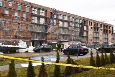 Tragiczny wypadek na os. Złocień. Huraganowy wiatr przewrócił dźwig, fot. Marek Lasyk - zdjęcie 21