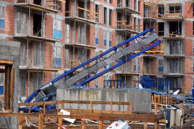 Tragiczny wypadek na os. Złocień. Huraganowy wiatr przewrócił dźwig, fot. Marek Lasyk - zdjęcie 10