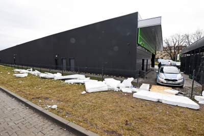 Tragiczny wypadek na os. Złocień. Huraganowy wiatr przewrócił dźwig, fot. Marek Lasyk - zdjęcie 19