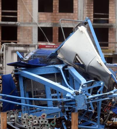 Tragiczny wypadek na os. Złocień. Huraganowy wiatr przewrócił dźwig, fot. Marek Lasyk - zdjęcie 24
