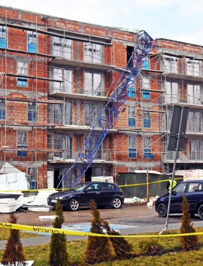 Tragiczny wypadek na os. Złocień. Huraganowy wiatr przewrócił dźwig, fot. Marek Lasyk - zdjęcie 18