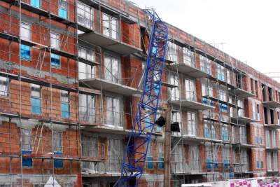 Tragiczny wypadek na os. Złocień. Huraganowy wiatr przewrócił dźwig, fot. Marek Lasyk - zdjęcie 15