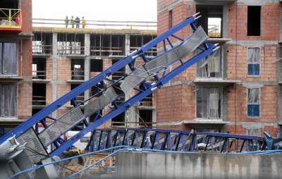 Tragiczny wypadek na os. Złocień. Huraganowy wiatr przewrócił dźwig, fot. Marek Lasyk - zdjęcie 5