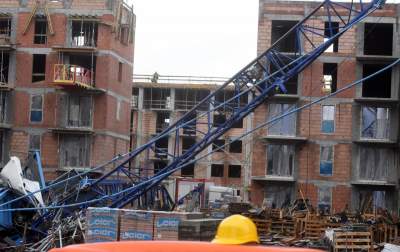 Tragiczny wypadek na os. Złocień. Huraganowy wiatr przewrócił dźwig, fot. Marek Lasyk - zdjęcie 1