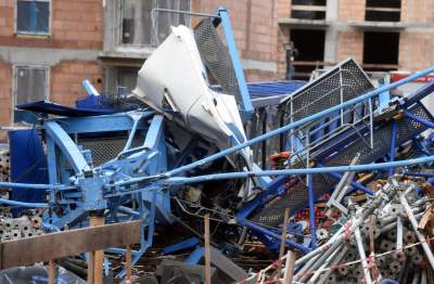 Tragiczny wypadek na os. Złocień. Huraganowy wiatr przewrócił dźwig, fot. Marek Lasyk - zdjęcie 12