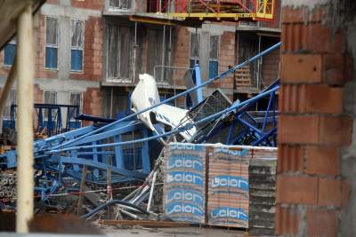 Tragiczny wypadek na os. Złocień. Huraganowy wiatr przewrócił dźwig, fot. Marek Lasyk - zdjęcie 13