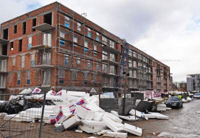 Tragiczny wypadek na os. Złocień. Huraganowy wiatr przewrócił dźwig, fot. Marek Lasyk - zdjęcie 16