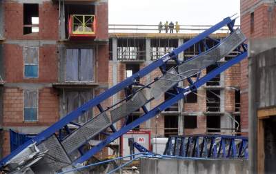 Tragiczny wypadek na os. Złocień. Huraganowy wiatr przewrócił dźwig, fot. Marek Lasyk - zdjęcie 4