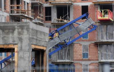 Tragiczny wypadek na os. Złocień. Huraganowy wiatr przewrócił dźwig, fot. Marek Lasyk - zdjęcie 11