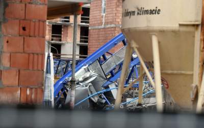 Tragiczny wypadek na os. Złocień. Huraganowy wiatr przewrócił dźwig, fot. Marek Lasyk - zdjęcie 7