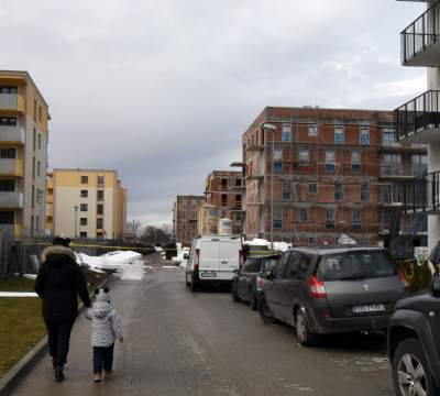 Tragiczny wypadek na os. Złocień. Huraganowy wiatr przewrócił dźwig, fot. Marek Lasyk - zdjęcie 17