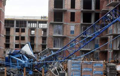 Tragiczny wypadek na os. Złocień. Huraganowy wiatr przewrócił dźwig, fot. Marek Lasyk - zdjęcie 3