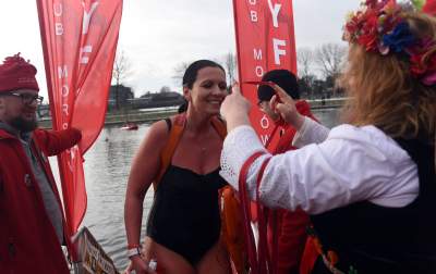 Lubią popływać w styczniu w Wiśle pod Wawelem - zdjęcie 14