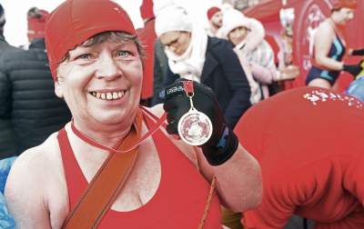 Lubią popływać w styczniu w Wiśle pod Wawelem - zdjęcie 13