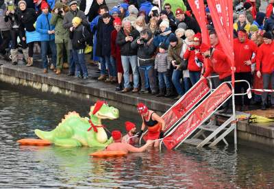 Lubią popływać w styczniu w Wiśle pod Wawelem - zdjęcie 4