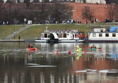 Lubią popływać w styczniu w Wiśle pod Wawelem - zdjęcie 10