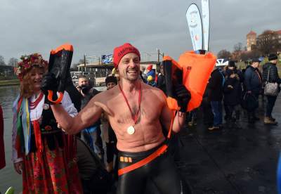 Lubią popływać w styczniu w Wiśle pod Wawelem - zdjęcie 17