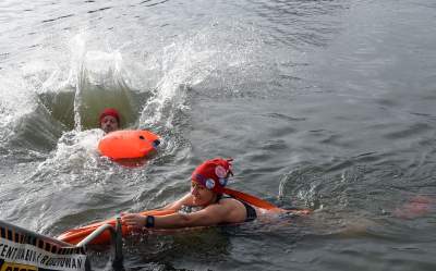 Lubią popływać w styczniu w Wiśle pod Wawelem - zdjęcie 15