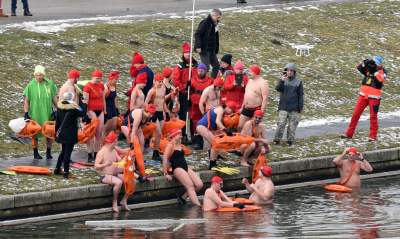Lubią popływać w styczniu w Wiśle pod Wawelem - zdjęcie 5