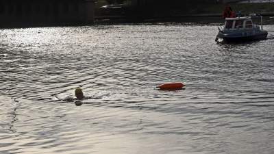 Lubią popływać w styczniu w Wiśle pod Wawelem - zdjęcie 18