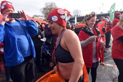 Lubią popływać w styczniu w Wiśle pod Wawelem - zdjęcie 16