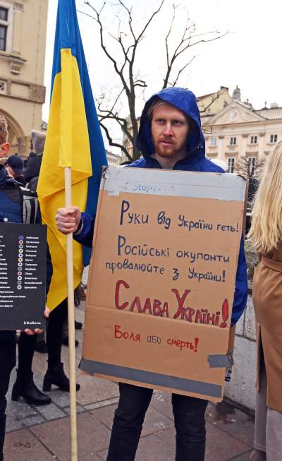 Marsz solidarności z Ukrainą w Krakowie. Finał przed konsulatem Rosji - zdjęcie 17