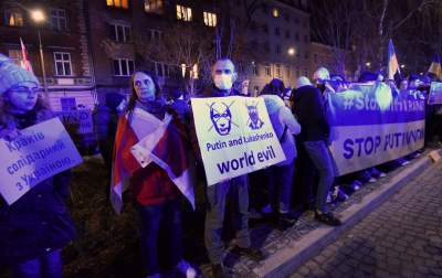 Tysiące krakowian przed konsulatem Rosji, fot. Marek Lasyk - zdjęcie 2