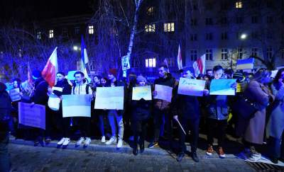 Tysiące krakowian przed konsulatem Rosji, fot. Marek Lasyk - zdjęcie 11