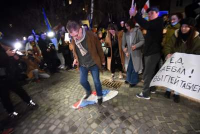 Tysiące krakowian przed konsulatem Rosji, fot. Marek Lasyk - zdjęcie 24