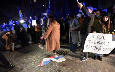 Tysiące krakowian przed konsulatem Rosji, fot. Marek Lasyk - zdjęcie 25