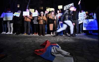 Tysiące krakowian przed konsulatem Rosji, fot. Marek Lasyk - zdjęcie 26