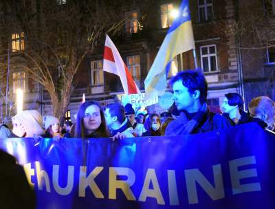 Tysiące krakowian przed konsulatem Rosji, fot. Marek Lasyk - zdjęcie 9